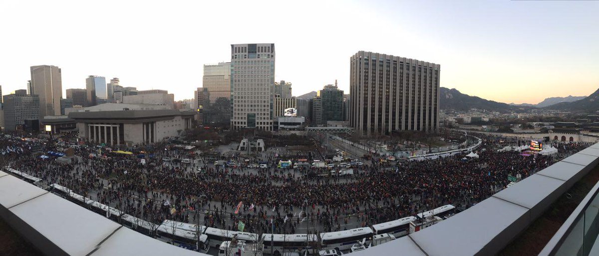 newstapa's tweet image. 17시. 해질녘 광화문과 청와대 근처 청운동 주민센터 앞 모습입니다.
오늘도 시민들은 어김없이 광장을 찾았고 청와대를 포위했습니다.
광장은 뜨겁고 멀리보이는 청와대는 적막합니다.
#박근혜퇴진 #광화문 #청와대 #뉴스타파 #정형민 #최형석