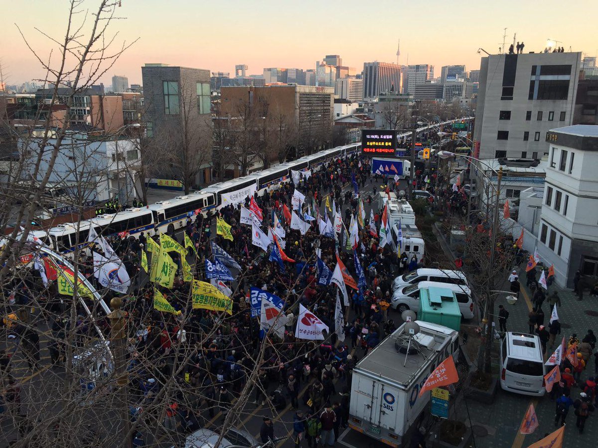 newstapa's tweet image. 17시. 해질녘 광화문과 청와대 근처 청운동 주민센터 앞 모습입니다.
오늘도 시민들은 어김없이 광장을 찾았고 청와대를 포위했습니다.
광장은 뜨겁고 멀리보이는 청와대는 적막합니다.
#박근혜퇴진 #광화문 #청와대 #뉴스타파 #정형민 #최형석