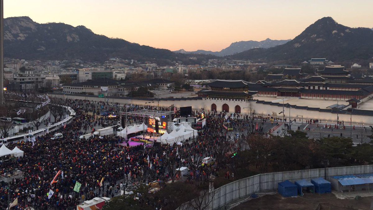 newstapa's tweet image. 17시. 해질녘 광화문과 청와대 근처 청운동 주민센터 앞 모습입니다.
오늘도 시민들은 어김없이 광장을 찾았고 청와대를 포위했습니다.
광장은 뜨겁고 멀리보이는 청와대는 적막합니다.
#박근혜퇴진 #광화문 #청와대 #뉴스타파 #정형민 #최형석