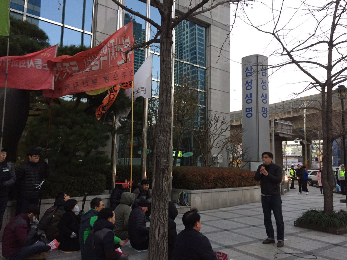 JINSUK_85's tweet image. 민주노총 사전집회
이재용 재산을 늘리기위해
제일모직과 삼성전자를
부당하게 합병하면서 국민연금
6천억 이상 털어먹고
최종범 염호석
수많은 삼성전자 노동자들의 목숨과
비정규직의 피눈물로 쌓아올린
이재용의 돈탑
국민들의 노후를 가로챈
이재용을 구속하라