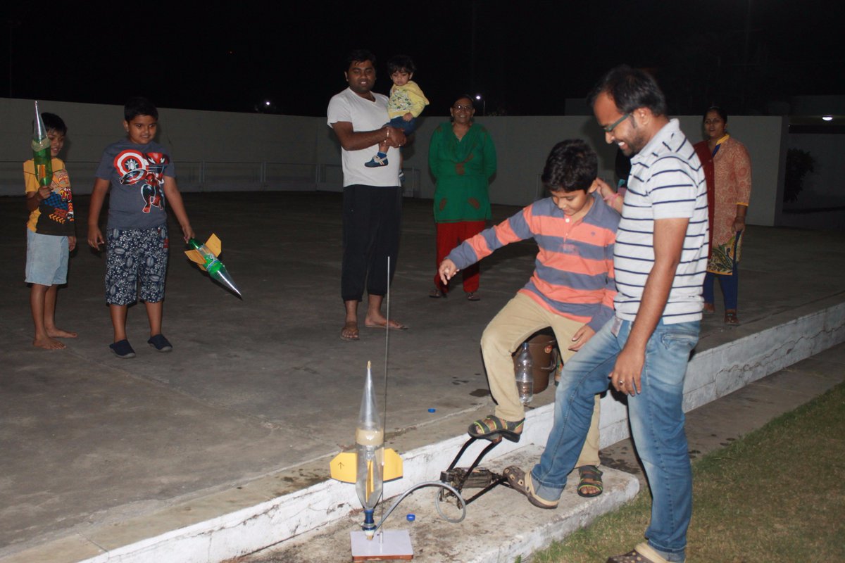 vascscisme's tweet photo. #RocketMaking #Astronight #Stargazing #StudentsexploringNightSky #InnovativeActivities #OracleSupport #OutreachProgramme #Bharuch #Valsad https://t.co/8Q3KgHWJSw