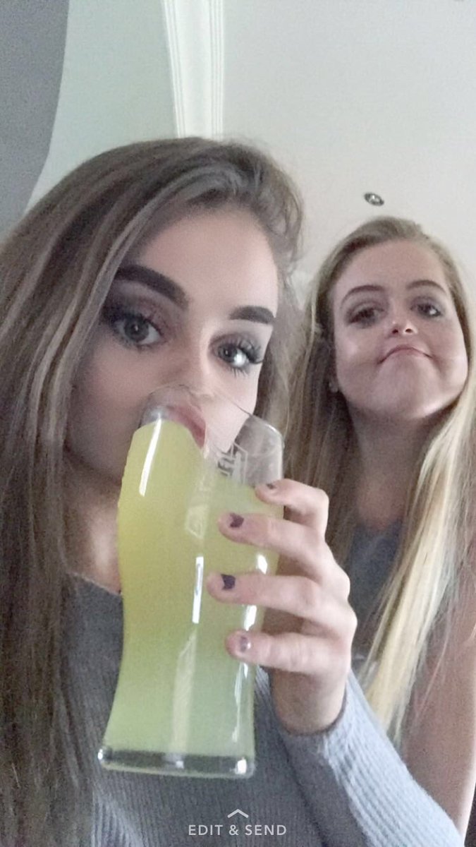 ellieAbeddoex's tweet photo. Happy birthday abbiiiiiii 😀😀@_abirichardson https://t.co/Od1JEUe84Q