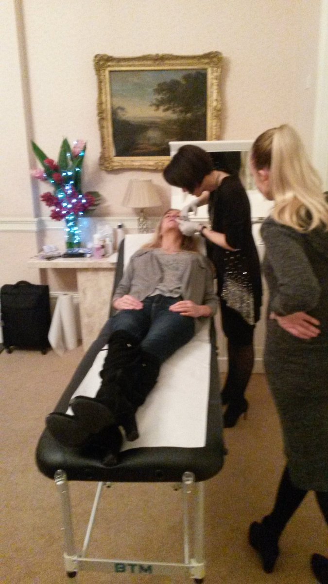 JustJennyEssex's tweet photo. @drGiorgiaRatta performing a lip procedure on Amanda Allan at her #HarleySt Event. #ExpertAesthetics #LipFillers #PartyPout #DrGiorgaRatta https://t.co/CaurhiqJLI