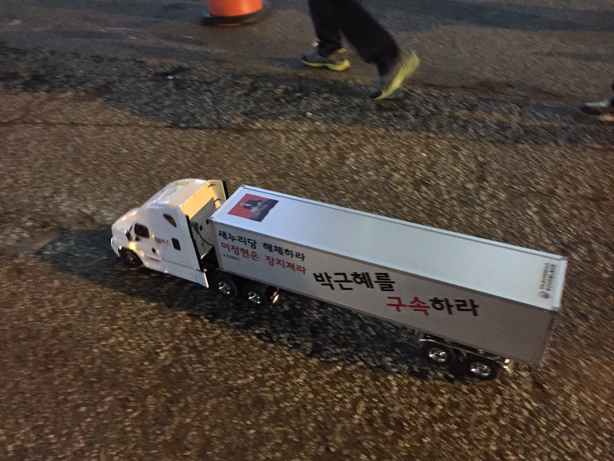 JINSUK_85's tweet image. 행진에 강아지처럼
따라온 무선조종 차
어느 조합원이 직접 만드셨대요
노동자는 진짜 못만드는 게 없어요