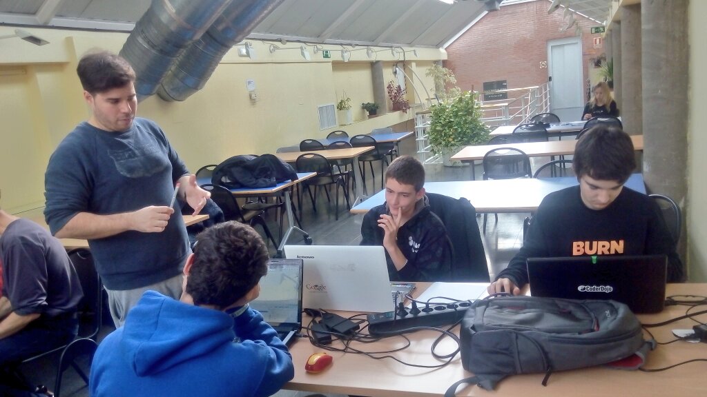 majadajoven's tweet image. Nuestro #mentor Moisés guiando a los #ninjas #coderdojomajadahonda @moisipm