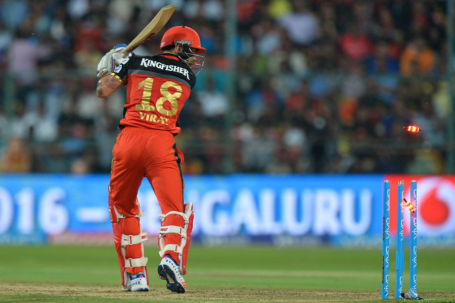 BeingYuvNaseer's tweet photo. Even the audience along with @imVkohli were awestruck - Virat had no anwser for this #SRHvsRCB #IPLFinal2016 Happy birthday @sranbarinder https://t.co/KPLC2wrO7i