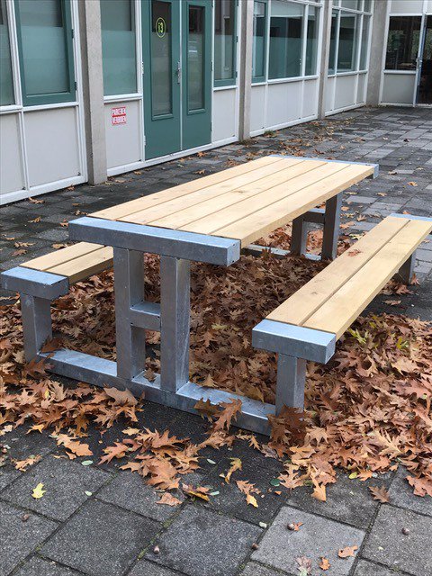 De toekomstige timmermannen van <a href="/vsoDeKorenaer/">De Korenaer, Deurne</a> maakten deze prachtige tafel van Robinia &amp; staal! #vakwerk #hout #FSC