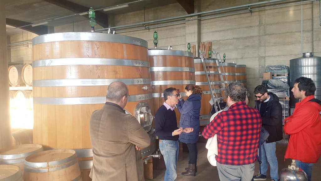 FelicianoRosel2's tweet photo. #barile #vulture #vinandum2016 #berebasilicata 

Vito Paternoster racconta il 
#marchio #paternoster https://t.co/qjr9ZUQV0S