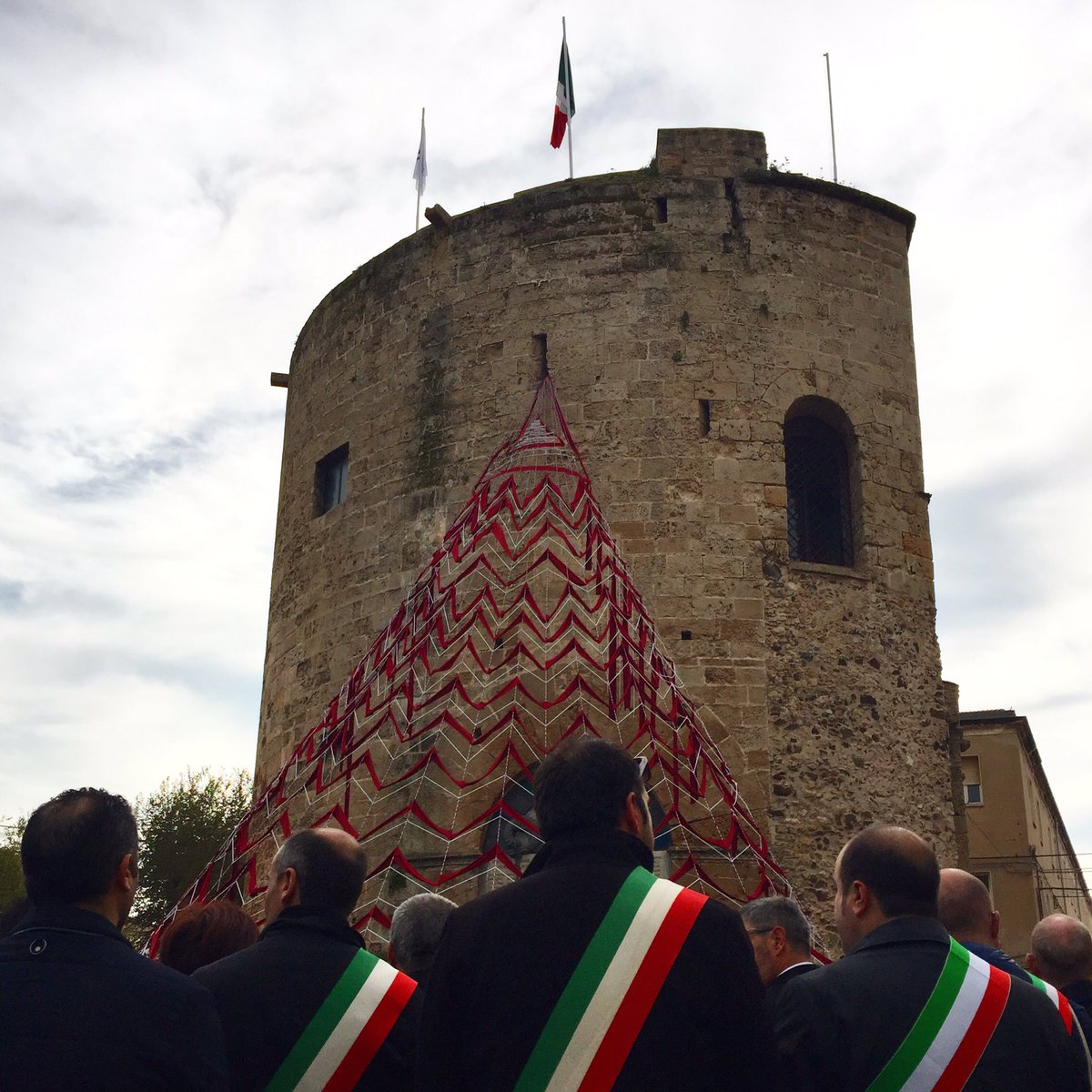 AlgheroTurismo's tweet photo. La bandiera italiana sventola sulla torre di #PortaTerra per celebrare l'inizio del #Girolio d'Italia ad #Alghero https://t.co/9AqfAociT4