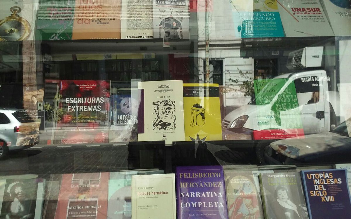 Katsikas, de Pedro B. Rey, en la vidriera de Biblos, entre inmensísimos honores. 
(Puan 378. 4432-8828 libreriabiblos.com.ar).