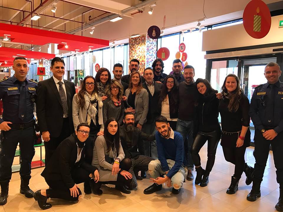 FullSecurityweb's tweet image. Una foto con lo staff del nuovo mega store @PITTARELLOcom di Peschiera Borromeo - Milano -