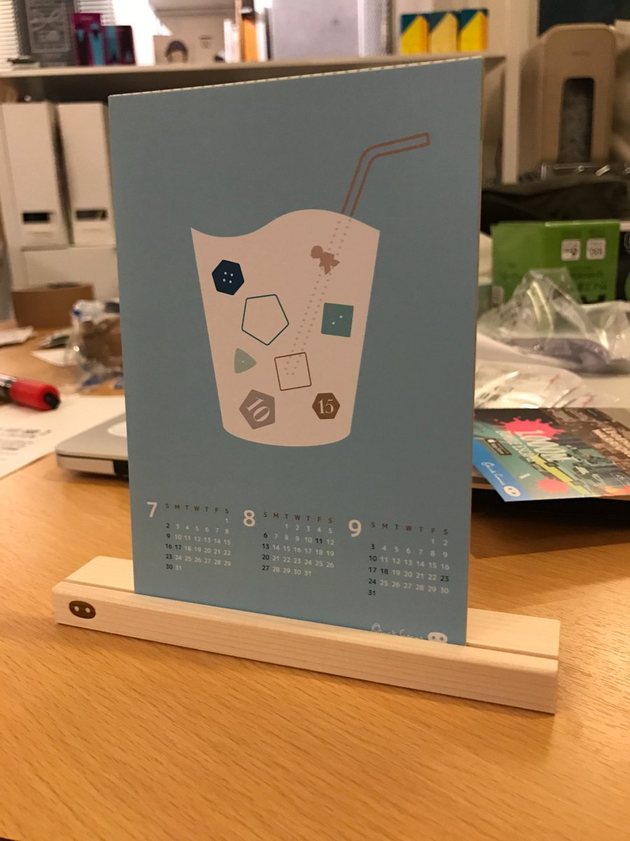 Oink Games 明日のゲムマで15 00から無料配布するカードスタンド カレンダー の実物はこんな感じです コンポーネントのアートワークをアレンジした絵柄の卓上カレンダーに ロゴ焼印入りヒノキ製カードスタンド 1000セット用意しています T Co
