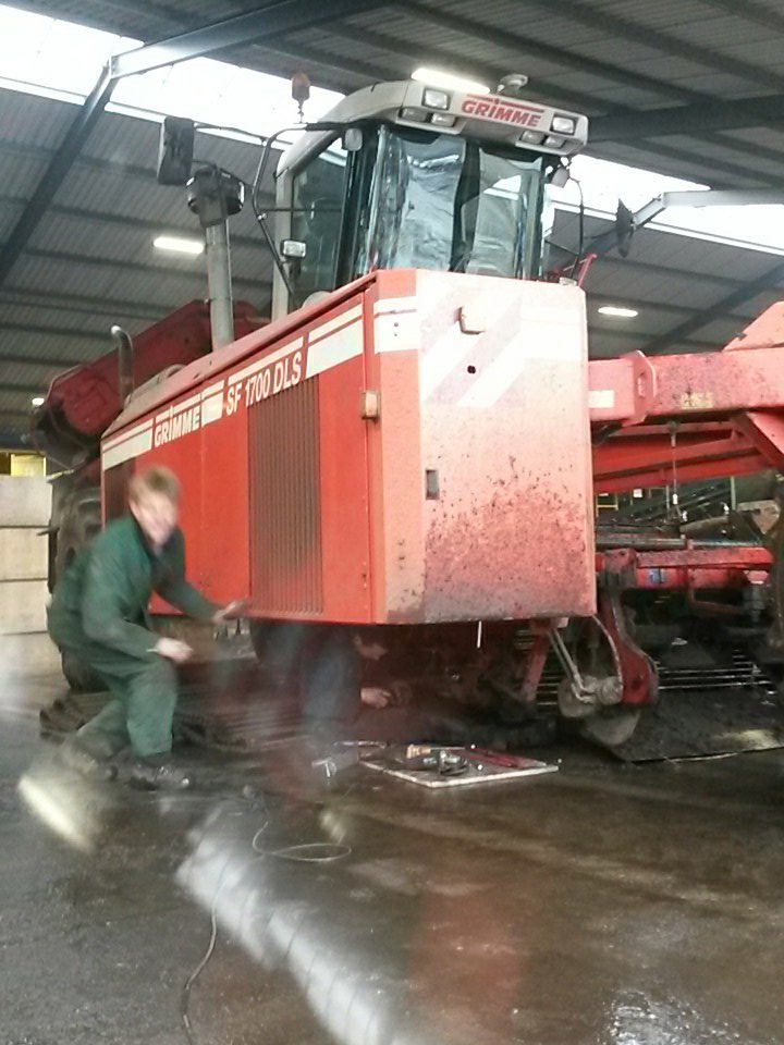 MtsJoling's tweet photo. Even een pitstop bij @lucasjoling1 en dan weer door @joling2r  #grimme
De #amaczm2 @HenkJolingg  doet intussen even door. #lelieteelt https://t.co/ZGpfwAcWWq