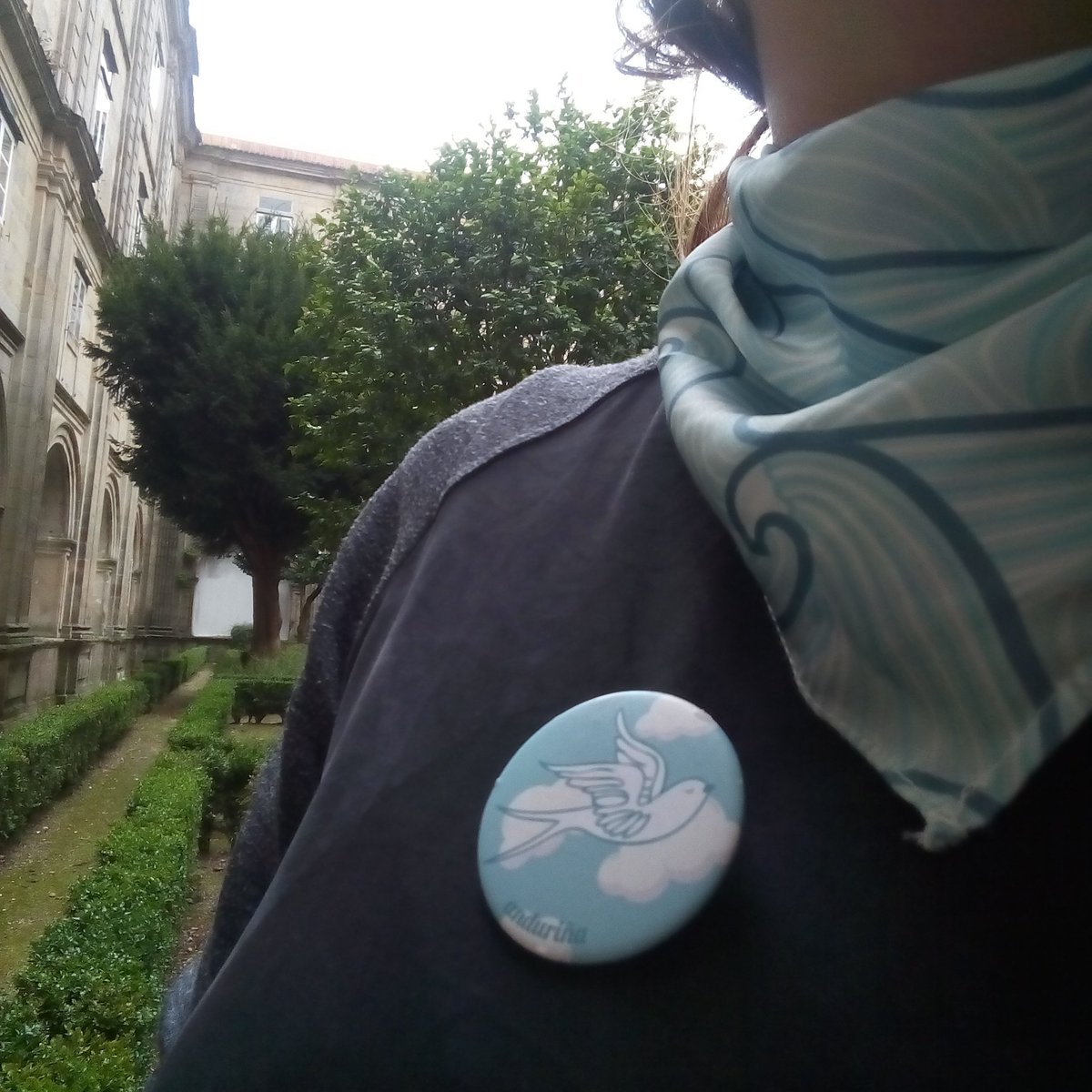 Los últimos pañuelos y las nuevas chapas los podéis encontrar hasta mañana en el mercado de San Martín Pinario en Santiago, de 12 a21h