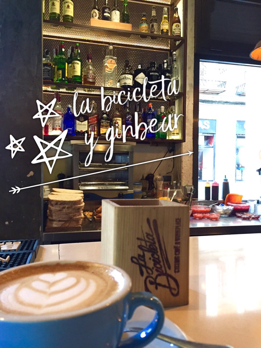 Hoy desayunamos en <a href="/labicicletacafe/">labicicletacafe</a> un desayuno de lujo puesto con cariño, y al fondo... Nuestra #ginbear 😃 #felizsabado