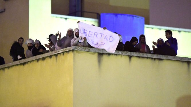 LaBase_TV's tweet photo. El #DiadeLosDerechosHumanos recordamos a quienes, como en los CIEs, luchan cada día por la garantía de la dignidad e igualdad de derechos. https://t.co/YCCjqz44BR