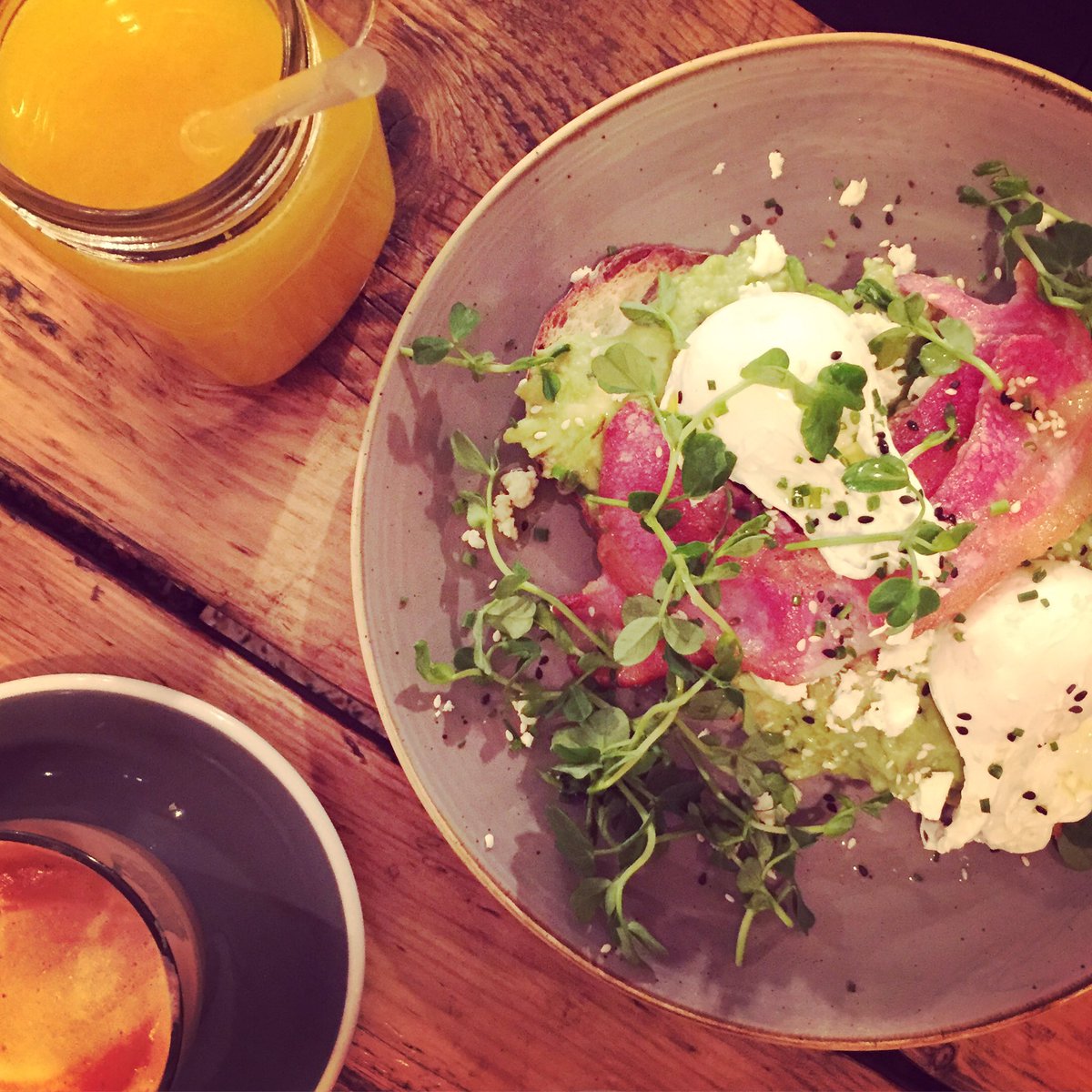 BrunchGrind's tweet photo. The aussies @Mudcafes sure know how to do a good #brunch 👌🏼What's on your menu today? #mudtooting #coffee #eggsandavocado #brunchngrind https://t.co/ENliOKjRMG