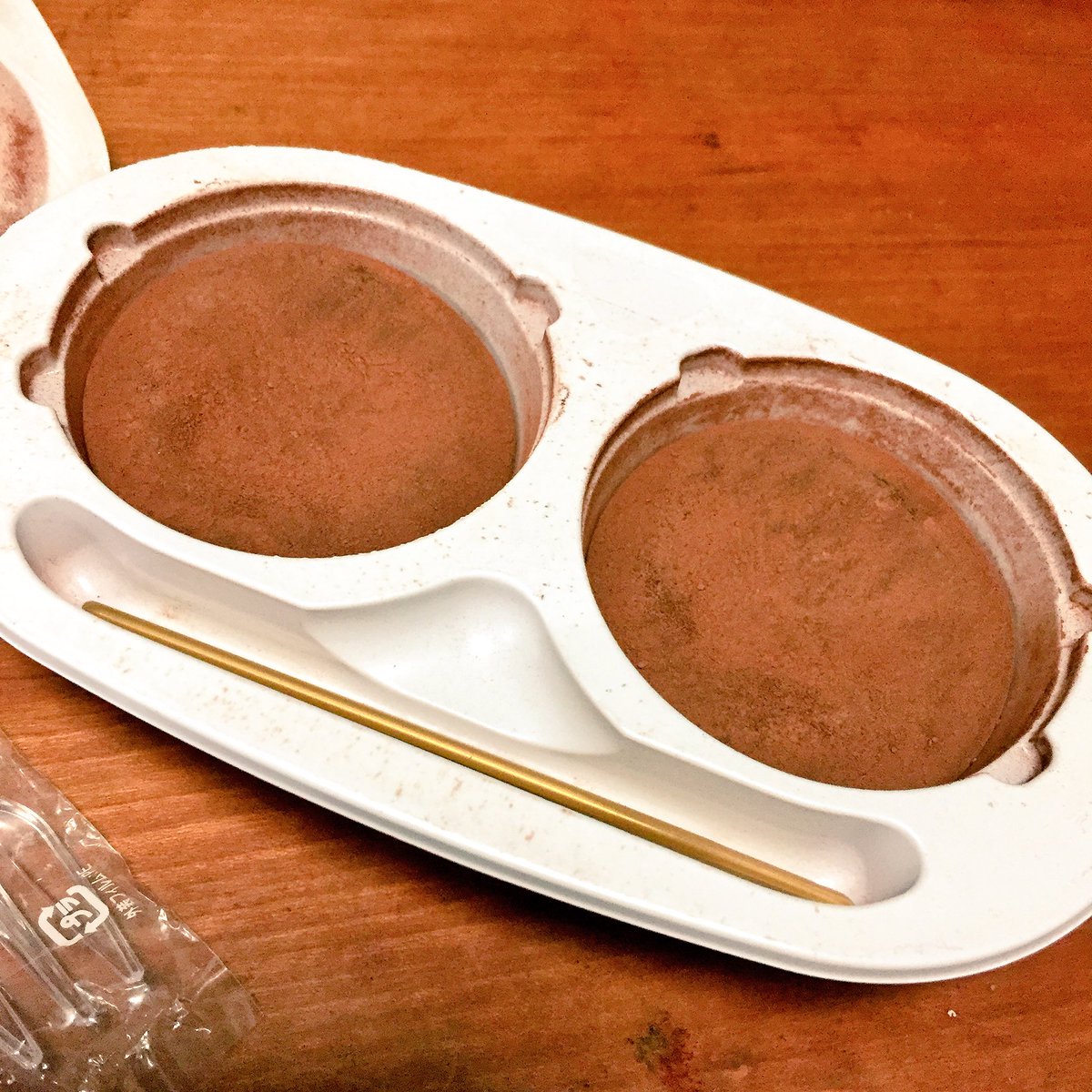 Undine_Canzone's tweet photo. 上げ忘れアイス🍦

レジのお兄さん、雪見だいふく食べたことないのかな、フォーク付いてきてたんだけども

これはだいふくなのか？餅ない。
でもめさくそ美味かった…
ヤバかった…チョコ好きは絶対に食べ��いただきたい🙏

#雪見だいふく #濃厚生チョコ #濃厚生チョコ芳醇ショコラ https://t.co/T2qZNuCUFT