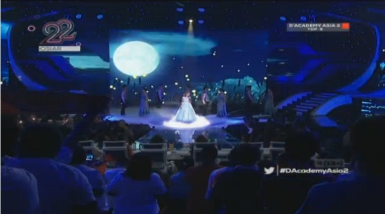 Indosiar's tweet photo. Terima Kalah, lagu yang dibawakan @maria_DAA2 dengan penuh pengahayatan. Siapa yang ikut merinding ngedengernya?! #DAcademyAsia2 https://t.co/IHpn1guNyJ