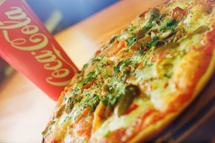 jelovnikhr's tweet photo. [na znanje &amp; ravnanje] 
Uz svaku naručenu maxi pizzu #pizza Roma #Rijeka šalje i veliku Coca Colu gratis https://t.co/Eeh2GXjeSO https://t.co/Ltsg6SDXVG