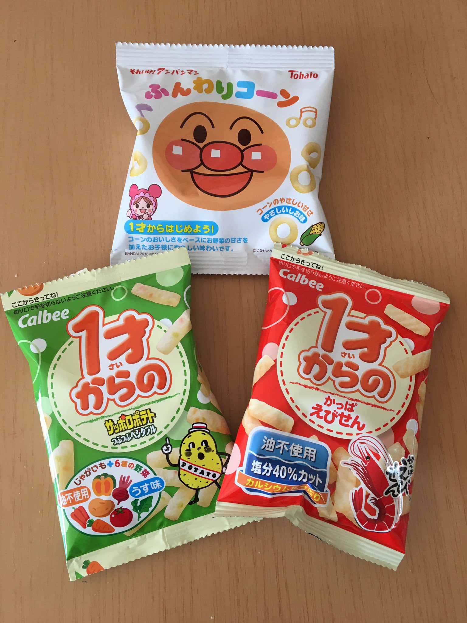 Acchan 在 Twitter 上 今日はベビーサークルのクリスマスパーティー用のプレゼントを作った おかしブーツ 100均 ダイソー のサンタブーツにお菓子詰めただけ １歳のベビー用と兄姉用 1個0円くらい O O 私からではなく ママ達からってことで渡すやつ