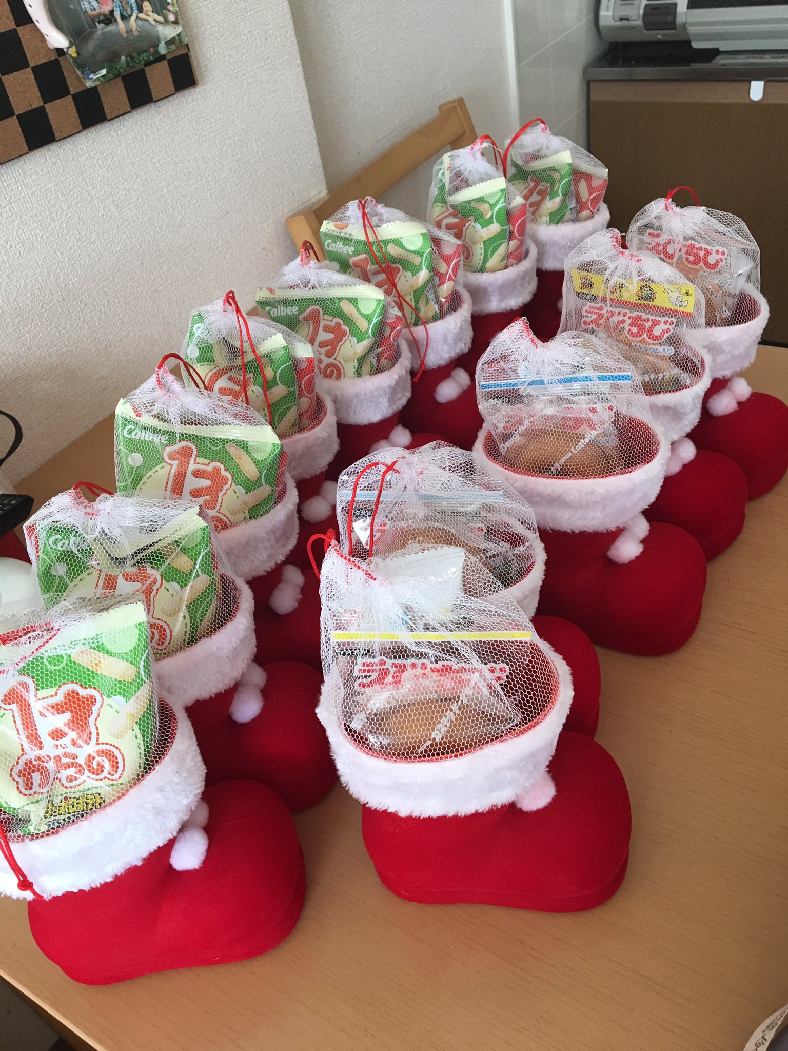 Acchan 今日はベビーサークルのクリスマスパーティー用のプレゼントを作った おかしブーツ 100均 ダイソー のサンタ ブーツにお菓子詰めただけ １歳のベビー用と兄姉用 1個0円くらい O O 私からではなく ママ達からってことで渡すやつ