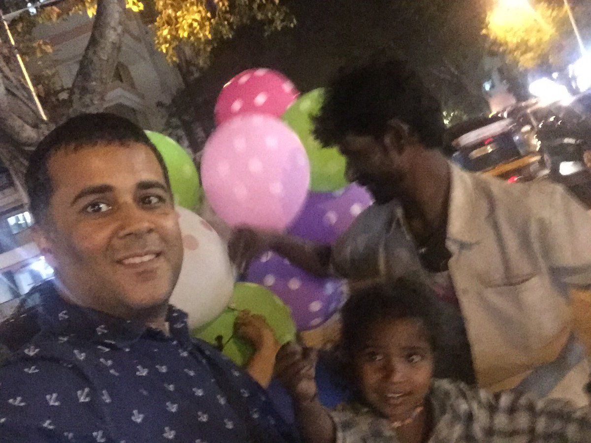 chetan_bhagat's tweet photo. Met this balloon seller.V little sales due to demonetisation.No money to buy dinner for his kids. Bought his stash. pl help such people out! https://t.co/UPvDllov6u