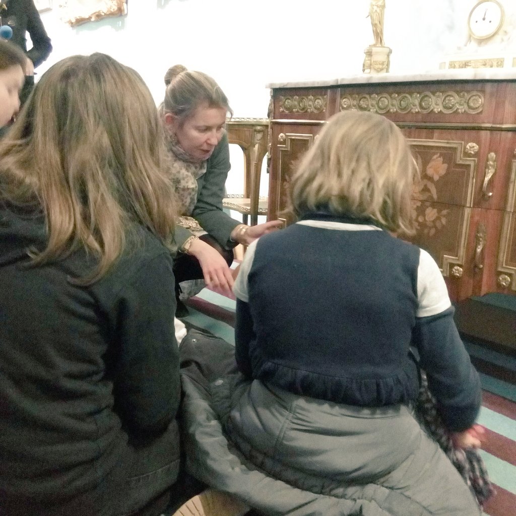museecognacqjay's tweet image. #week-end en famille au @museecj 
Les enfants attentifs devant les explications sur la marqueterie XVIIIe 
@parismusees