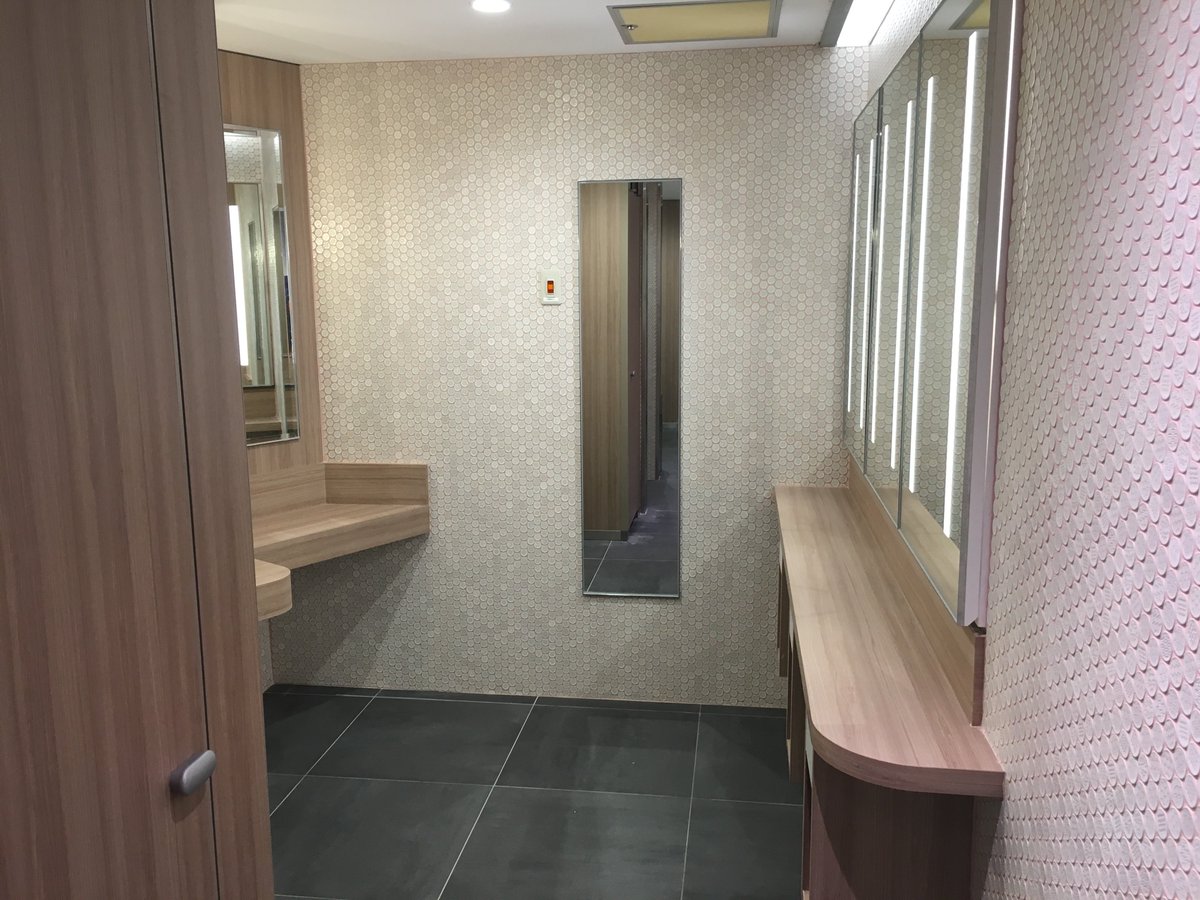 新所沢レッツシネパーク 新所沢レッツシネパークです 本日はトイレのご紹介 女性用パウダールームの写真と 手を乾かすやつは なんとあの ダイソン さんのあれですよ あれ 改装前は和式トイレでしたね すごくないですか プレオープンも間もなく