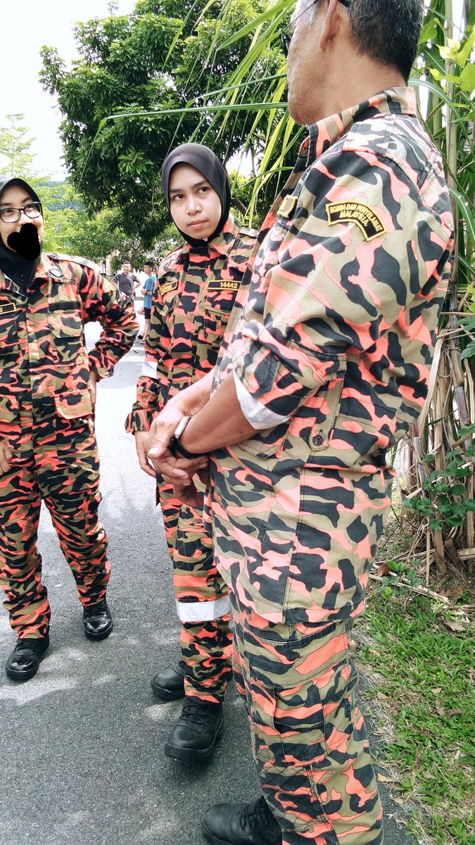Hazami_97's tweet photo. Join operasi buat kali pertama masyaAllah very expensive moment ever.. Bergambar bersama otai kite dan cg ana 🎈💕 #readytosave #hakakbomba https://t.co/SUmyt46dOw