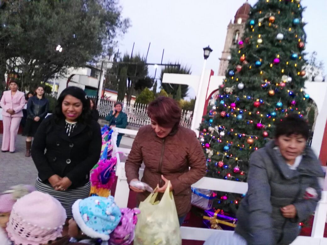 Tezoyuca2018's tweet photo. Con emoción la CD Rocio Corzo, acompañada con niñas y niños dio el encendido del árbol navideño, iniciando la tradicional temporada navideña https://t.co/Fg0p6TiqdV