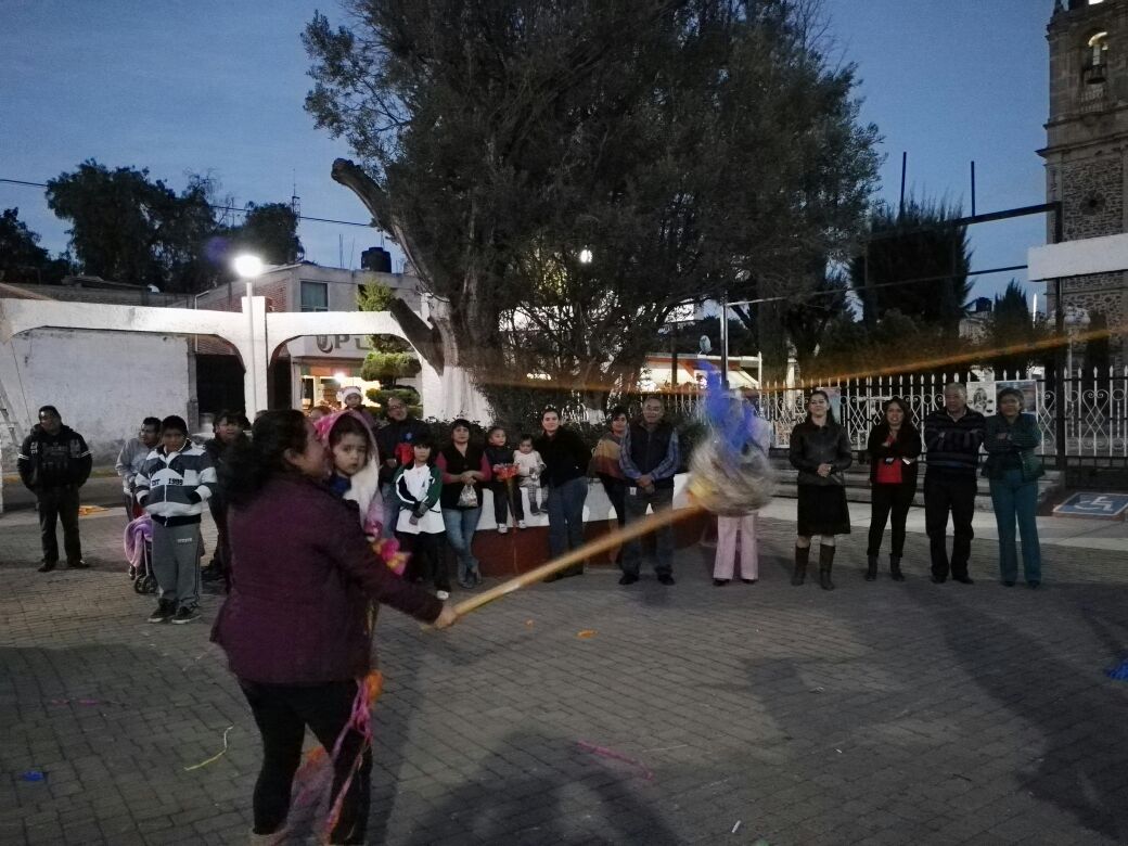 Tezoyuca2018's tweet photo. Con emoción la CD Rocio Corzo, acompañada con niñas y niños dio el encendido del árbol navideño, iniciando la tradicional temporada navideña https://t.co/Fg0p6TiqdV