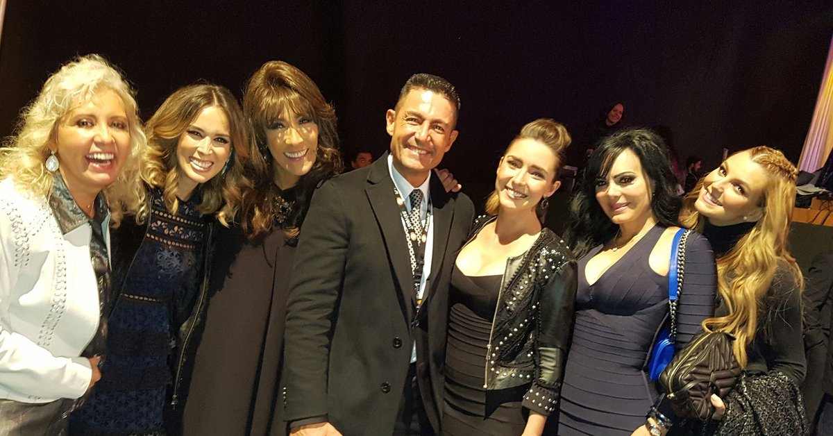 JackyBrvRockzz's tweet photo. Nuestra @jackybrv en la fiesta de fin se año de  #Televisa. 📷  Vía ➡  @carlaestrada https://t.co/QUZcrI9ikH