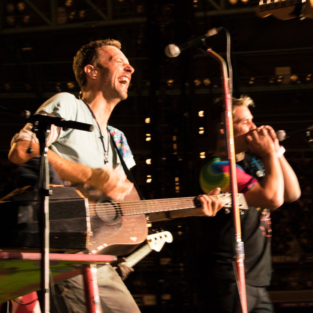 coldplay's tweet photo. Harmonica carnage with Aussie cricket legend Shane Warne. R42 #ColdplayMelbourne https://t.co/GdoNFCVkBr