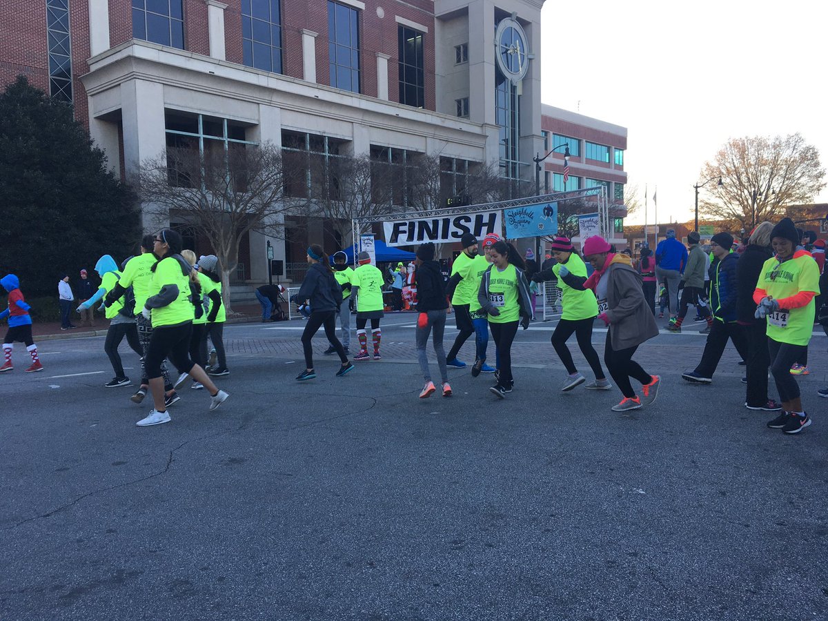 imiris11's tweet image. @thegrantprogram Barber Running Club warming up!