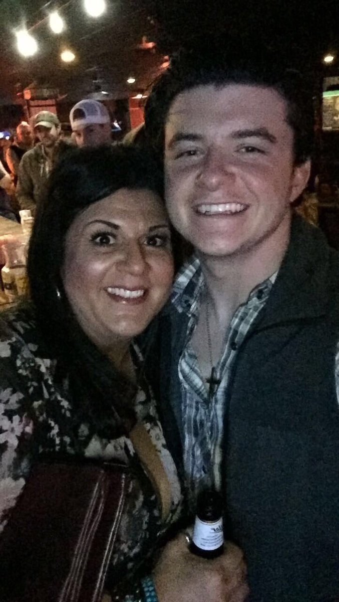 trevdelo7's tweet image. @BanjosPittsburg best bar owner around! Thanks Christy😏