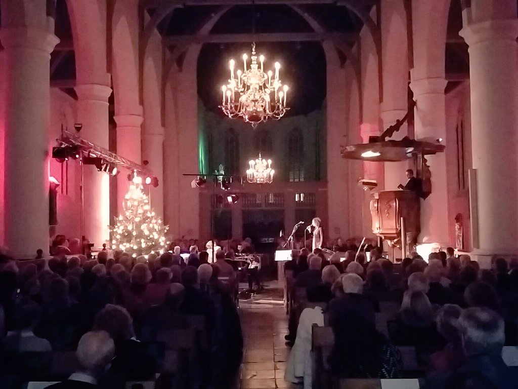 #volkskerstzang in de #Oudekerk Scheveningen. Met <a href="/SharonKips/">Sharon Kips</a>  een hele mooie avond op een prachtige  locatie.
