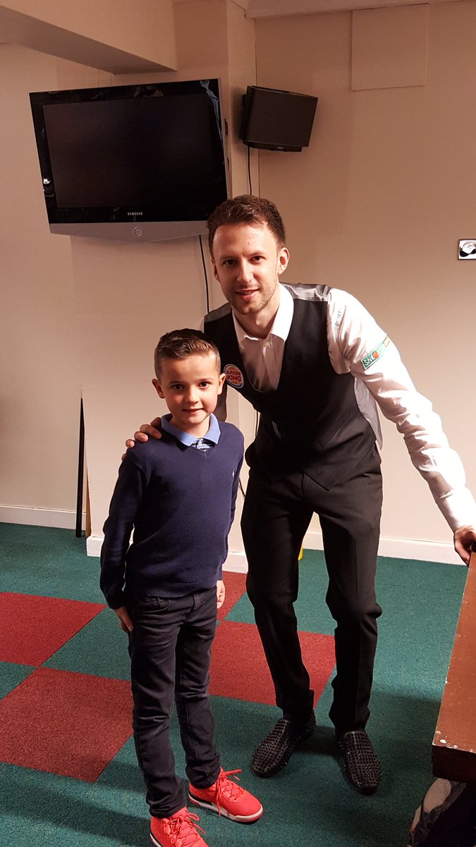 girojon's tweet photo. @judd147t quality exhibition of snooker at potblack Lowestoft. #tonsforfun #butwhohasthebestshoes https://t.co/mNYn5RRREu
