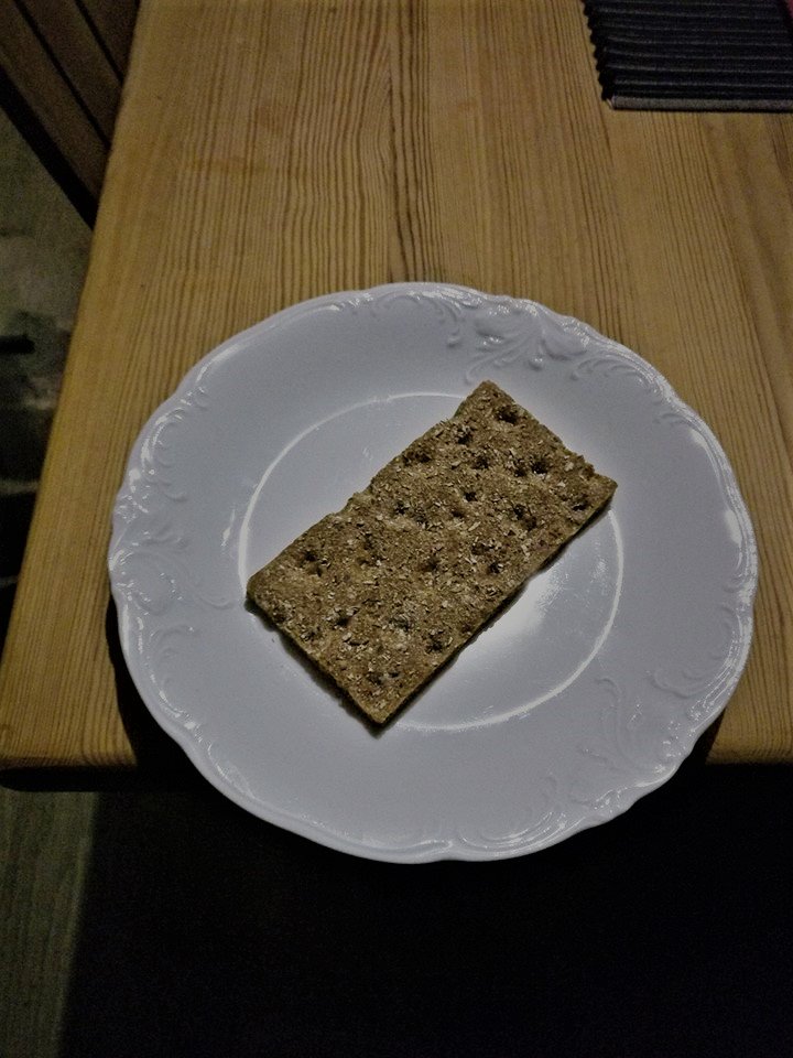 DSixtensson's tweet image. Inväntar banketten med en fattig skiva knäckebröd. #NobelPrize #Ekonomikris #minförstatweet