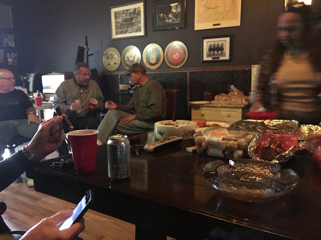 MainstreetCiga1's tweet photo. Enjoying good food and friends @MainstreetCiga1 https://t.co/TE1UXhzXE6