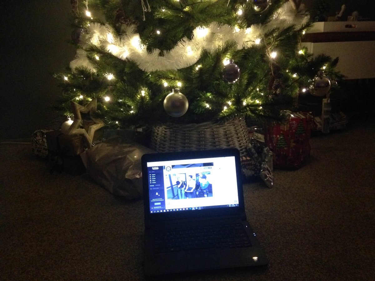 Ceetje6's tweet image. Ik zit bij de kerstboom😛 #24UURDHD Ik ga sowieso de dhd livestream 24 kijken!