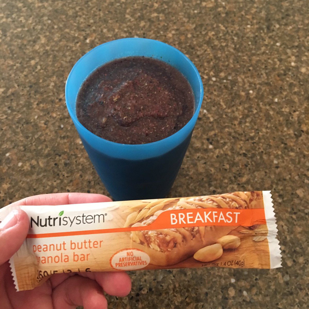 fitwithgabriel's tweet photo. Berries &amp; veggie smoothie &amp; peanut butter granola bar 4 breakfast. #vegetablesmoothie #breakfasttime #feelinggood #nutrisystem #losingweight https://t.co/Nl7ZPwuv1c