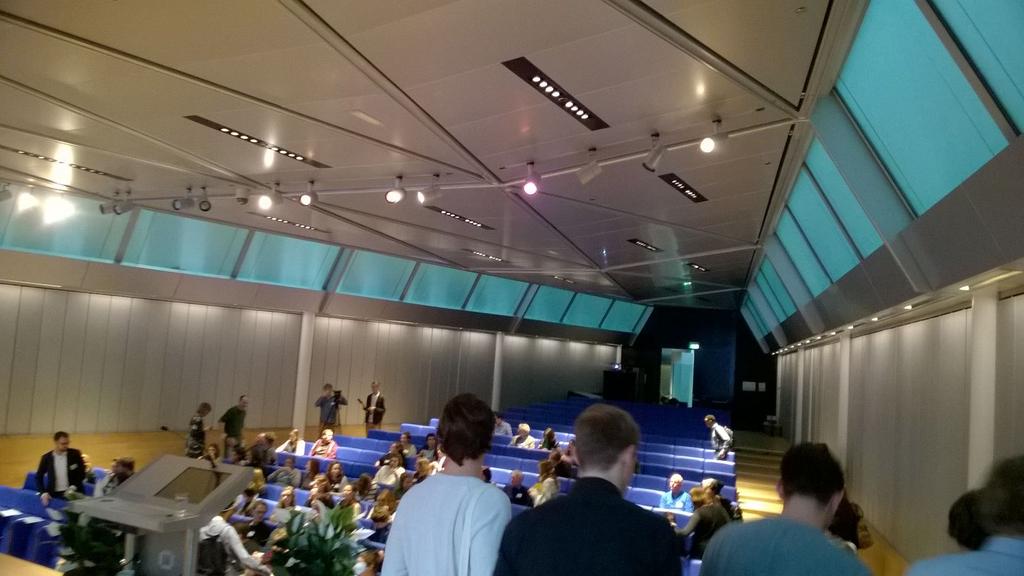 R_Lelieveld's tweet photo. Mooie opkomst 250 jongeren mijn verhaal @africawoodgrow is goed ontvangen. #futuregenerationsforum https://t.co/hXIMp7J90B