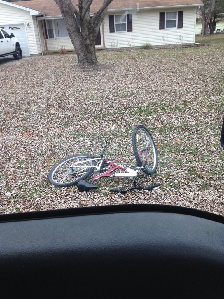 MyEyeSightGood's tweet photo. If anyone lost their bike lastnight it's in the front yard lol #niceparkjob @ZPaap https://t.co/3Tn5AxEoCS