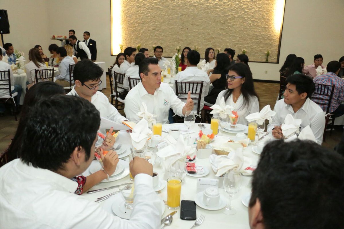 alitomorenoc's tweet photo. Convivio con estudiantes de la Asociación Juvenil Benito Juárez. #CrecerEnGrande https://t.co/YUwWGQyQZ1