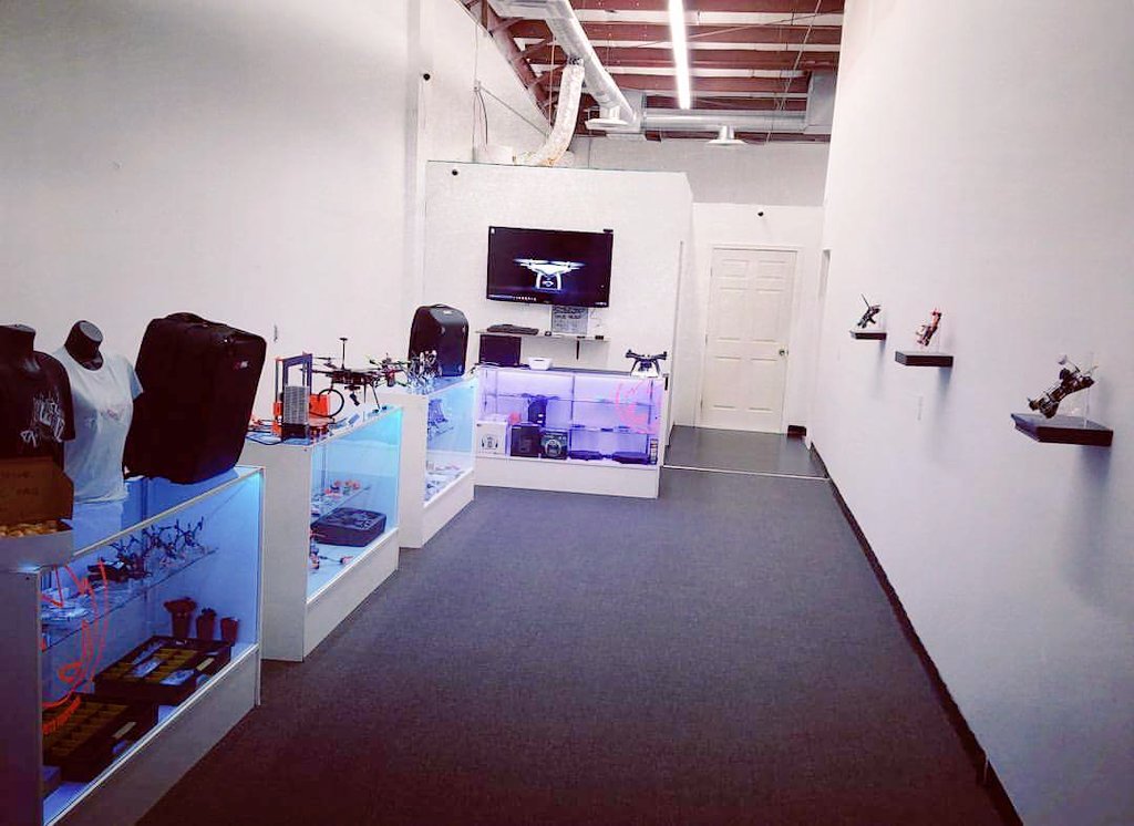 UnmannedWW's tweet photo. New @FliteFactory store opening today in Phoenix! Stop by and say hi to Dustin and the crew!
#PhoenixCup #FliteFactory #DroneRacing #FPV https://t.co/1Tm0HPQPp9
