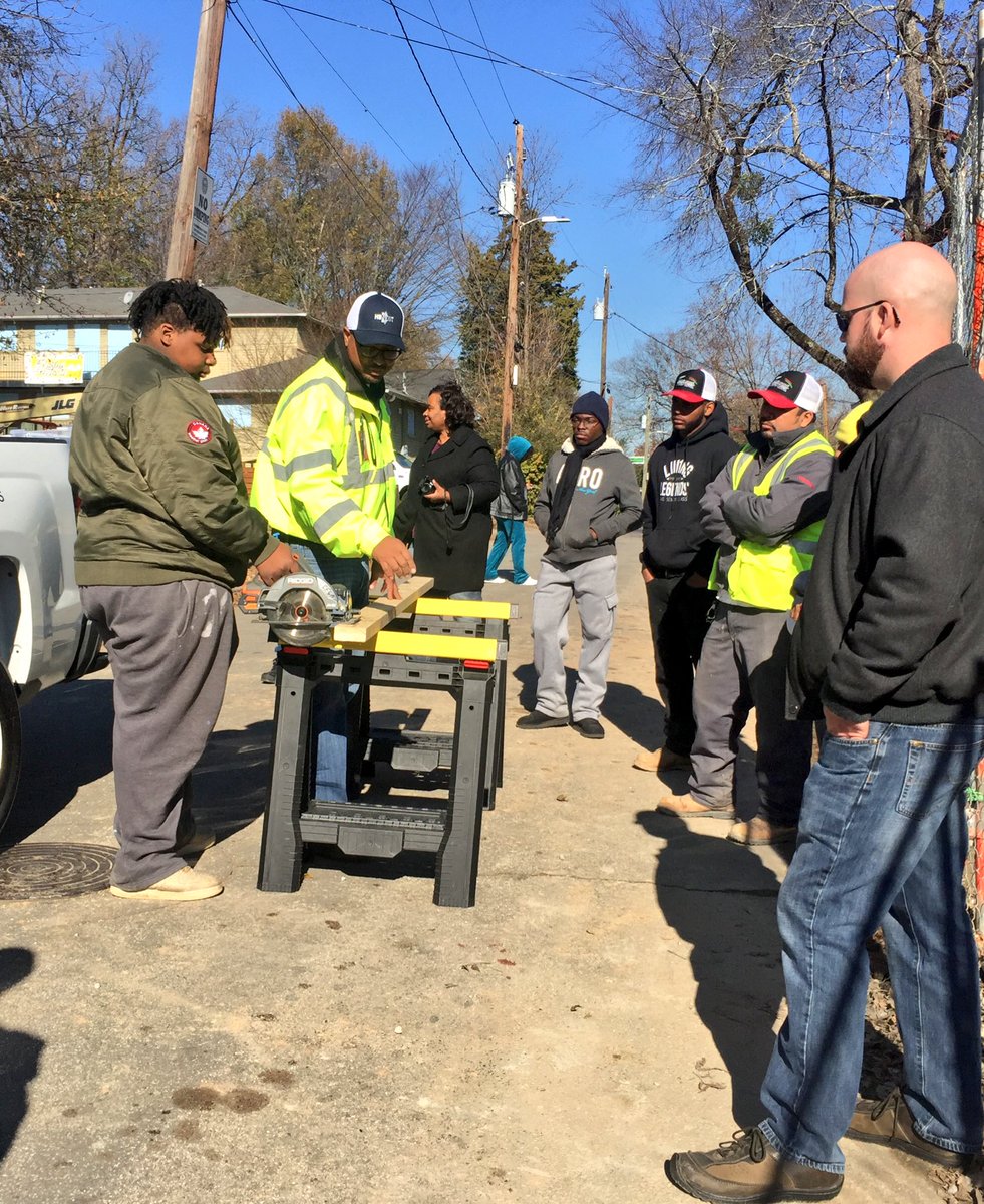 altadawnie's tweet photo. Trade Education and Workshop! #mattiefreelandhouse #changeispossible @westsideworks @WestsideRise @CEFGA_Jobs #HHRM 👷🏽⚒🏡❤️👷🏻‍♀️ https://t.co/7hZdPR6ZBG