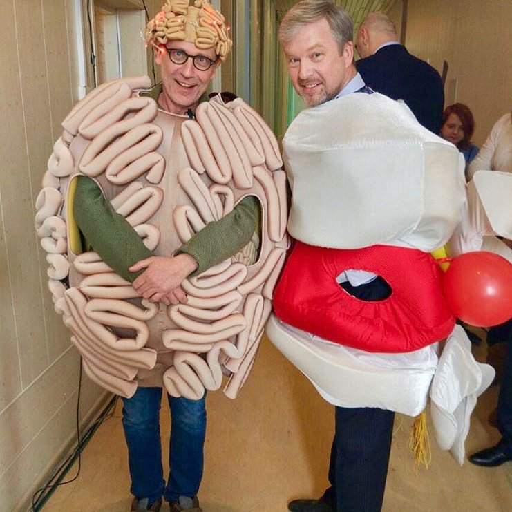 pelshTV's tweet image. Я у Малышевой в костюме позвонка с грыжей Шморля, а Гордон сменил привычное амплуа(...) на респектабельный костюм мозга!