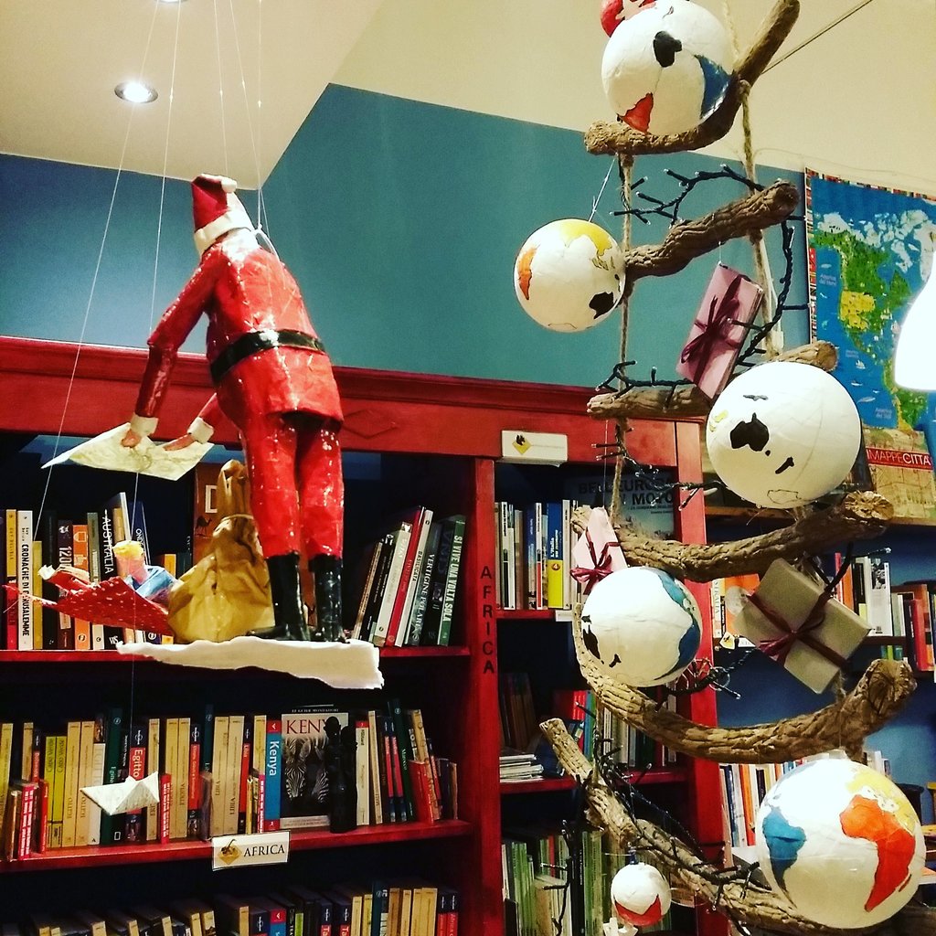 È arrivato il #Natale anche alla <a href="/LibriOnTheRoad/">libreria On the Road</a> 🌎🎄🌎 [tempo di esaudire qualche desiderio] #viaggi #firenze