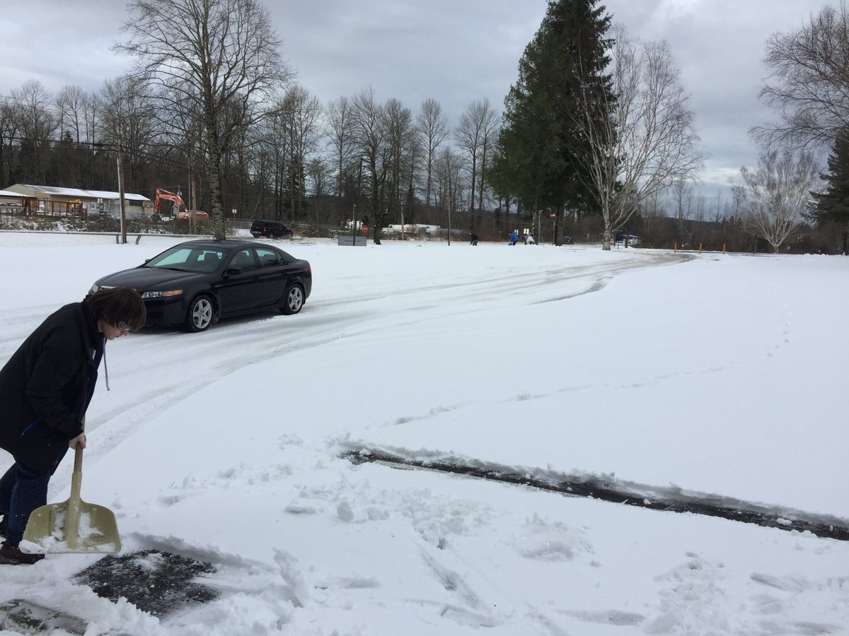 CataclysmRobo's tweet image. ShovelIng parking lot. We host our league meet in 2 hours!😅